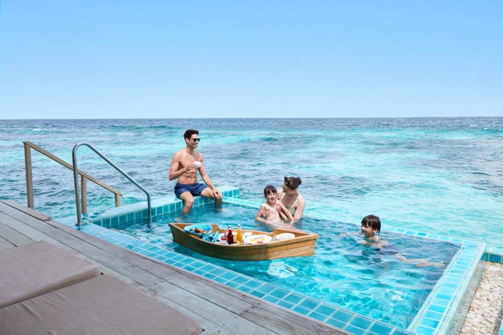 مميزات منتجع Centara Grand Island Resort & Spa Maldives